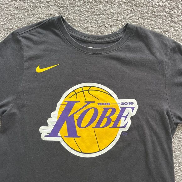 Nike Kobe Bryant Retirement T Shirt Los Angeles Lakers 1996-2016 Black Sz Small - Picture 2 of 7